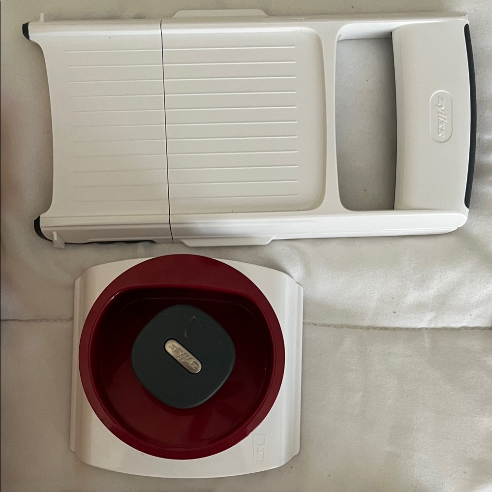 White and Red 4-in-1 Slicer and Grater - Picture 3 of 4
